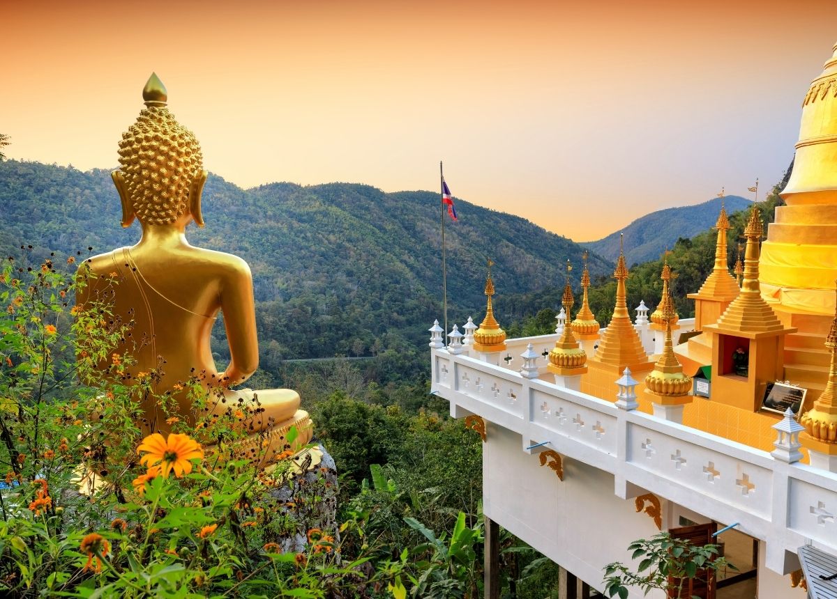 Menggunakan pakaian terbuka saat berkunjung ke kuil