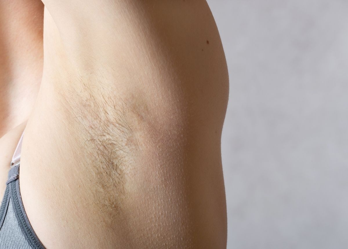 Ini lah cara merontokkan bulu ketiak dengan bahan-bahan alami. Kamu bisa menggunakan lidah buaya, Tepung Maizena, dan temu kunyit.