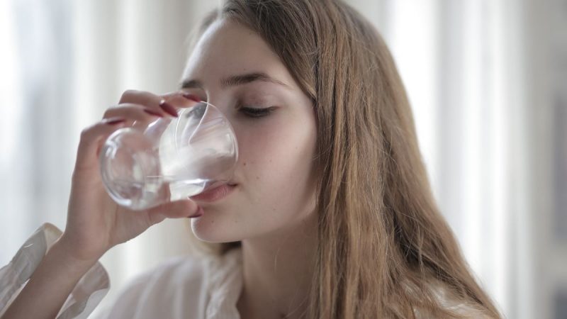 Minum air hangat memiliki banyak manfaat untuk kesehatan tubuh. Air hangat dipercaya dapat melancarkan pencernaan, tidak hanya itu air hangat dipercaya mampu mengatasi pegal pada tubuh.