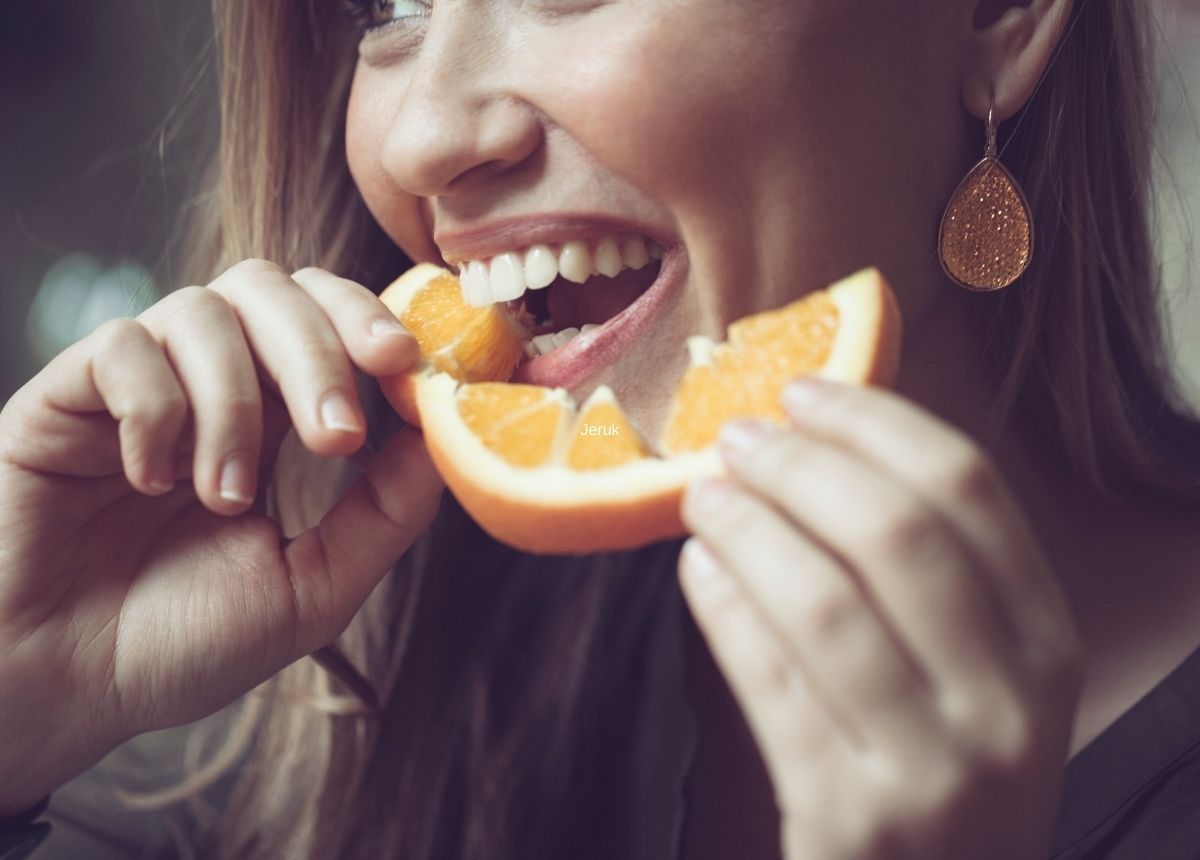Makan jeruk