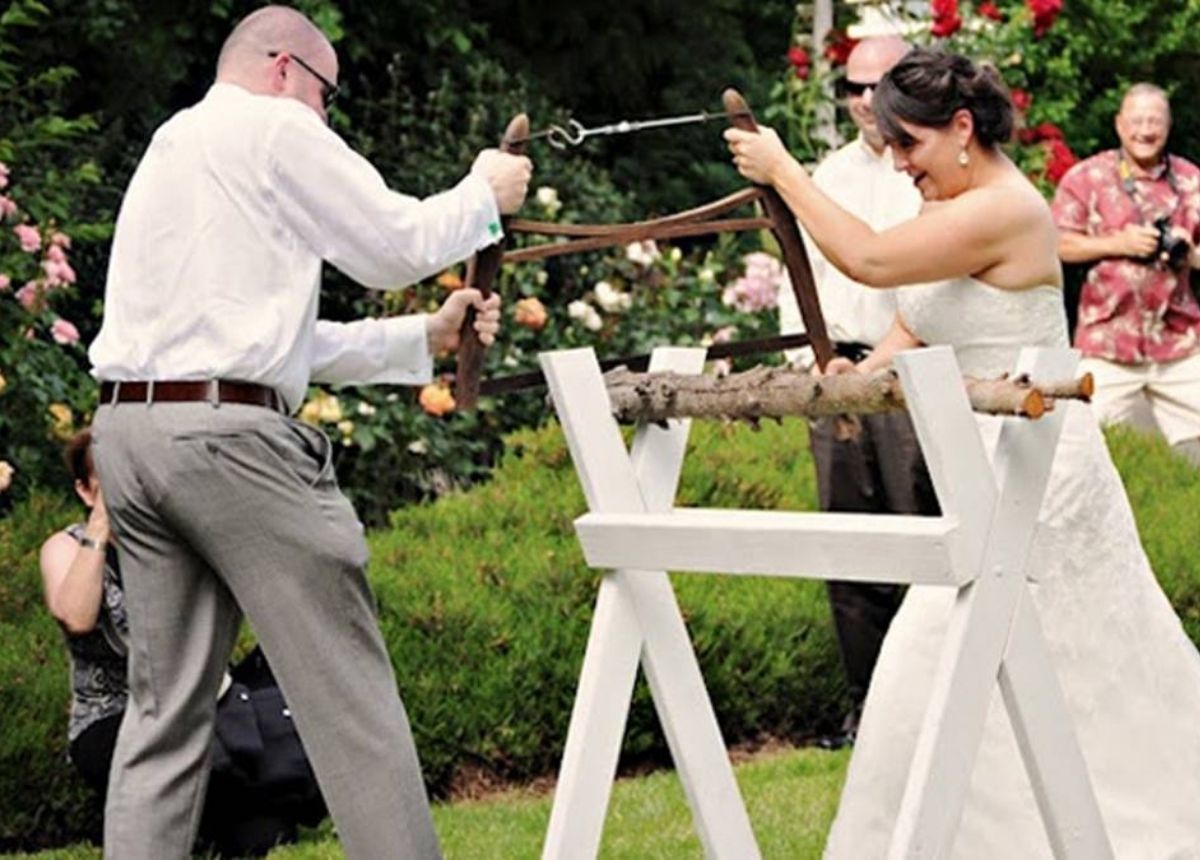 5 Ritual Pernikahan Ini Nyeleneh, No. 2 Pengantin Wajib Menangis Sebulan 10 Setelah prosesi pernikahan pengantin harus memotong kayu