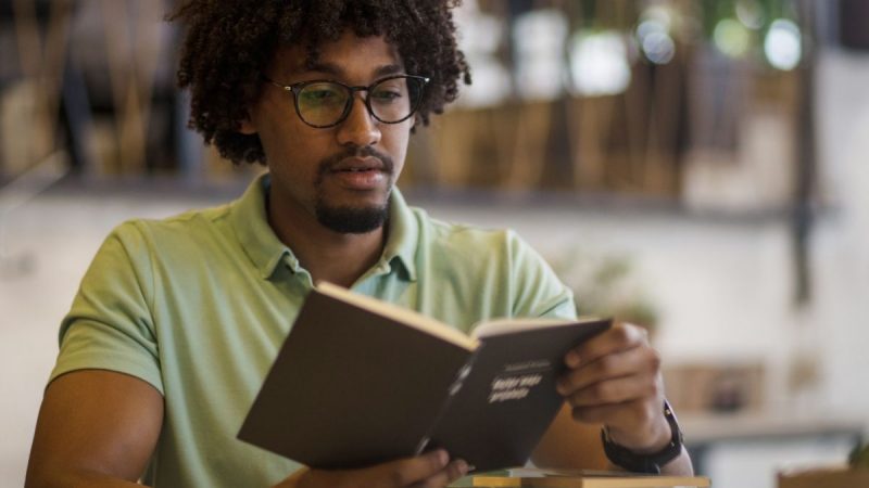 Berdasarkan penelitian ternyata orang cerdas cenderung memiliki kebiasaan buruk. Ini 5 kebiasaan buruk orang cerdas yang sering ditemukan.