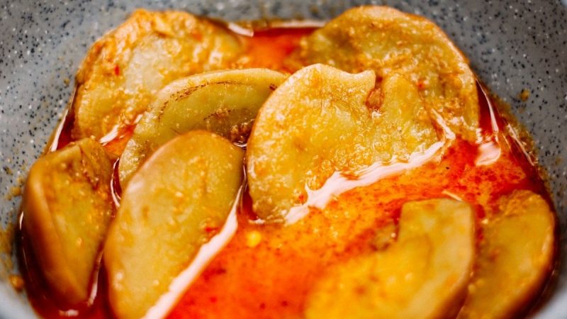 Banyak orang menyukai jengkol tapi mengelak untuk memakannya karena baunya. Nah kamu bisa menggunakan cara ini untuk menghilangkan bau jengkol sebelum dimasak.