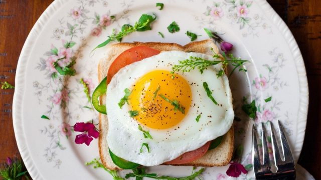 Penelitian menunjukkan mengonsumsi sebutir telur setiap hari dapat menurunkan risiko penyakit mematikan seperti stroke dan jantung.