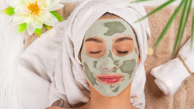 Berita terbaru hari ini: Menggunakan bahan-bahan alami seperti telur mentah, minyak kelapa, hingga jeruk nipis di wajah bisa berdampak buruk.