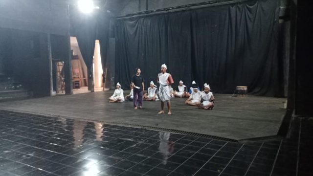 Proses latihan Teater Balai untuk tampil di Gelar Karya Budaya. Mereka akan pentas di Gedung Teater ISI Padangpanjang pada Pukul 16.00 WIB. Balai akan membawakan naskah Ibu Suri karya Wisran Hadi. (Foto: Dok. LBK)