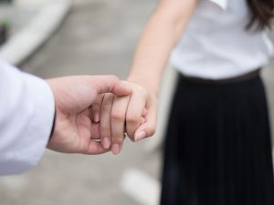 5 Hal yang Membuat Perempuan Beruntung Memiliki Hubungan dengan Anak Sulung Pria