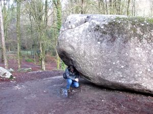 Batu granit seberat 132 Ton dikenal dengan Batu Logan di Trembling Rock of Huelgoat forest Prancis ini dapat digerakkan dengan mudah, bahak bisa didorong dengan sebelah tangan.