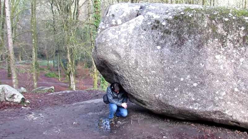 Batu granit seberat 132 Ton dikenal dengan Batu Logan di Trembling Rock of Huelgoat forest Prancis ini dapat digerakkan dengan mudah, bahak bisa didorong dengan sebelah tangan.