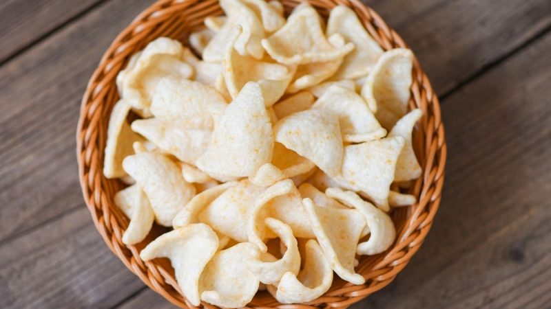 Jika Anda suka makan kerupuk, maka disarankan untuk menguranginya. 5 penyakit ini bisa menyerang tubuh anda jika berlebihan makan kerupuk.