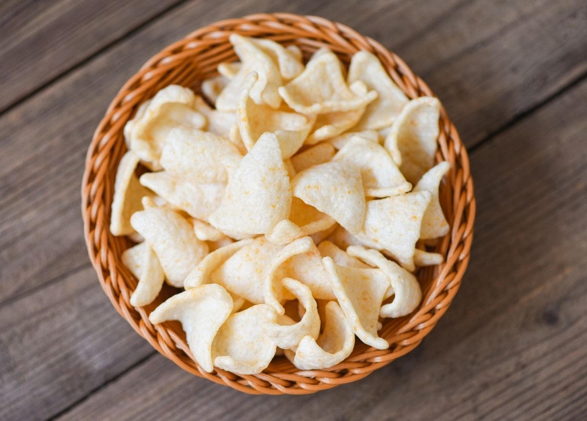 Penderita Penyakit Ginjal Wajib Hindari 4 Jenis Makanan Ini 7 Jika Anda suka makan kerupuk, maka disarankan untuk menguranginya. 5 penyakit ini bisa menyerang tubuh anda jika berlebihan makan kerupuk.