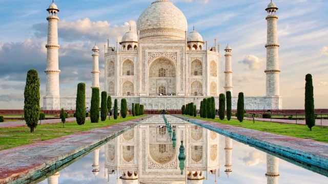 Inilah Taj Mahal, bangunan megah di India ini menjadi saksi bisu bukti cinta Raja Shah Jahan kepada istrinya ketiganya Mumtaz Mahal.