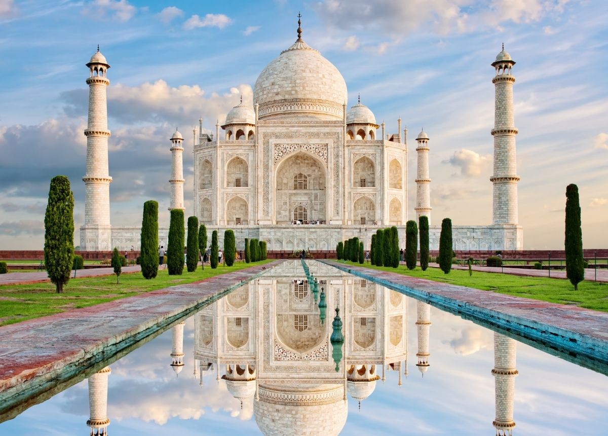 Inilah Taj Mahal, bangunan megah di India ini menjadi saksi bisu bukti cinta Raja Shah Jahan kepada istrinya ketiganya Mumtaz Mahal.