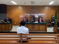 Berita artis, selebriti, dan gosip terbaru hari ini: selebgram Gaga Muhammad dijatuhkan hukuman 4.5 tahun penjara oleh majelis hakim pada Pengadilan Negeri Jakarta Timur.