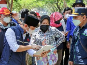 Berita Terbaru: Seorang pria-pria terekam kamera marah-marah kepada Mensos Risma saat ia meninjau lokasi terdampak gempa di Pasaman Barat, Sumbar