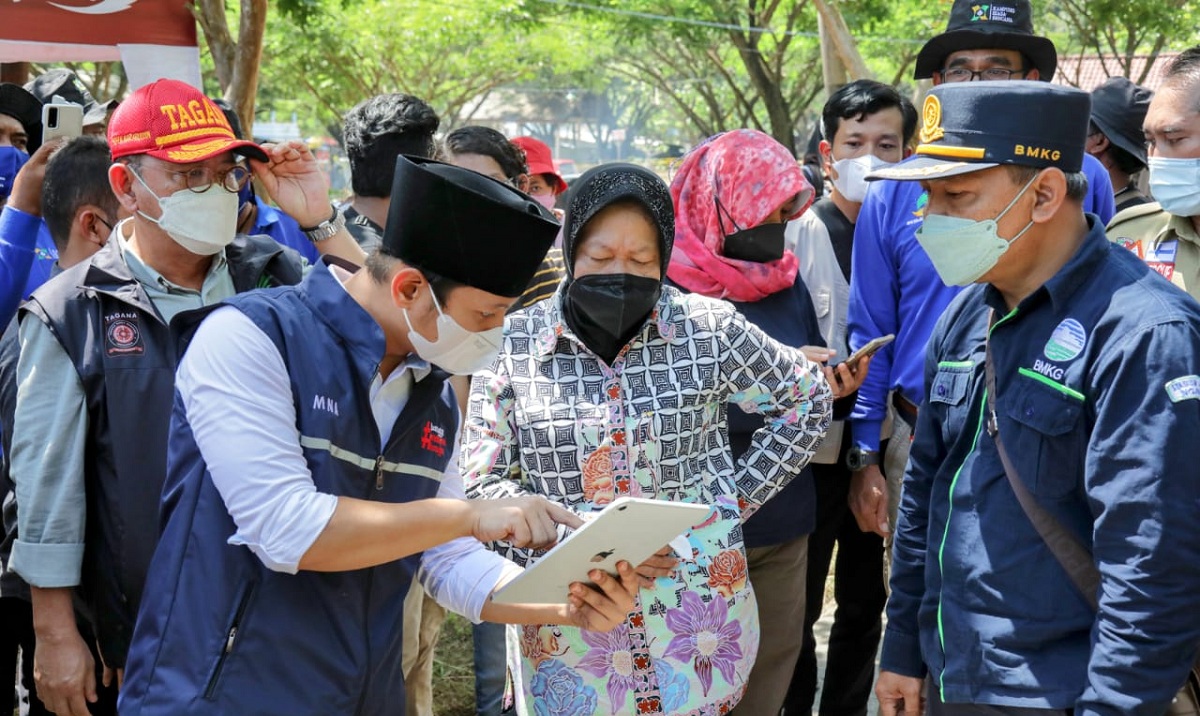 Berita Terbaru: Seorang pria-pria terekam kamera marah-marah kepada Mensos Risma saat ia meninjau lokasi terdampak gempa di Pasaman Barat, Sumbar