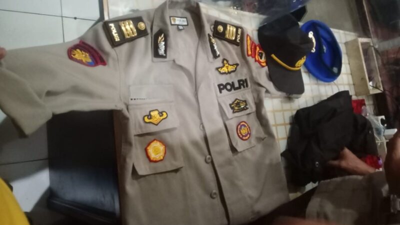 Berita terbaru, terkini dan berita pilihan hari ini: Polisi menangkap tiga orang pria yang menari-nari menggunakan seragam Polisi