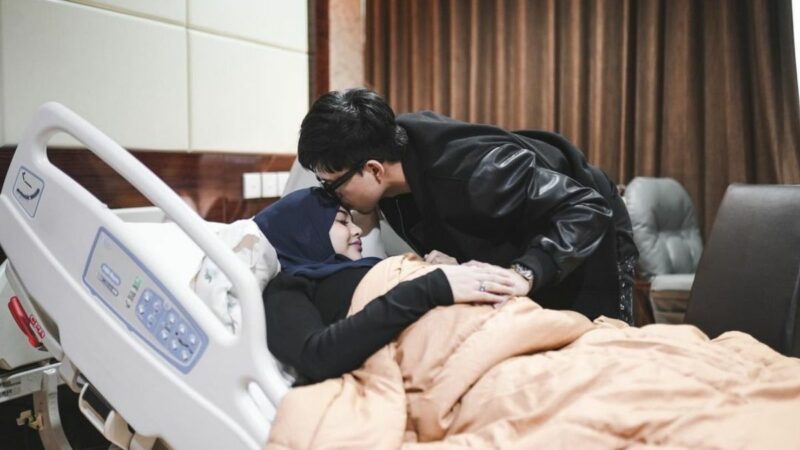 Berita Artis: Aurel melahirkan, hari ini ia sudah berada di rumah sakit dan dikabarkan akan siap untuk melahirkan anak pertamanya bersama Atta Halilintar, Senin 21 Februari 2022.