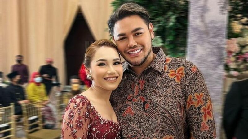 Berita artis: Ivan Gunawan foto bergandengan dan jadi pendamping Ayu Ting Ting di nikahan sang adik, warganet nilai keduanya ini serasi.