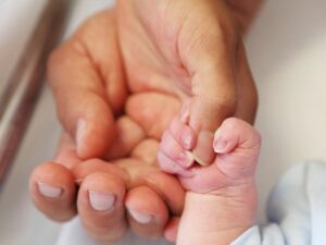 Berita terbaru: Pihak kepolisian berhasil ringkus pelaku yang sebabkan seorang siswa SMA melahirkan seorang diri di Kota Batam.