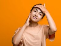 Berita gaya hidup, kesehatan, dan tips terbaru hari ini: Enam gerakan yoga wajah ini bisa kamu lakukan untuk mencegah penuaan dini.