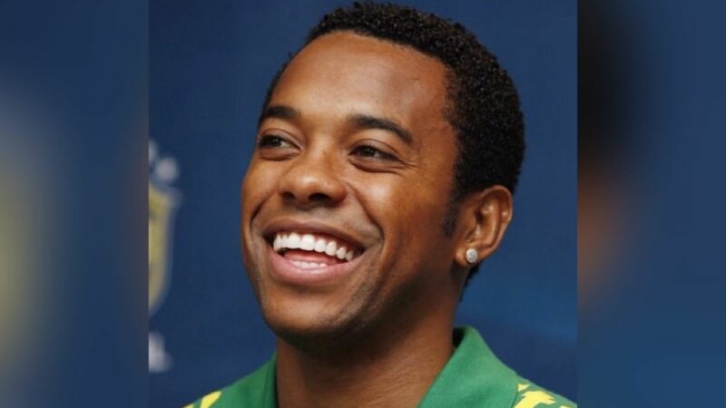 Berita bola: Jaksa Kota Milan, Italia, meminta surat perintah penangkapan internasional kepada mantan pesepak bola Brasil, Robinho. Robinho didakwa sembilan tahun penjara karena kasus pemerkosaan beramai-ramai pada 2013 lalu saat dirinya masih berkain untuk AC Milan.