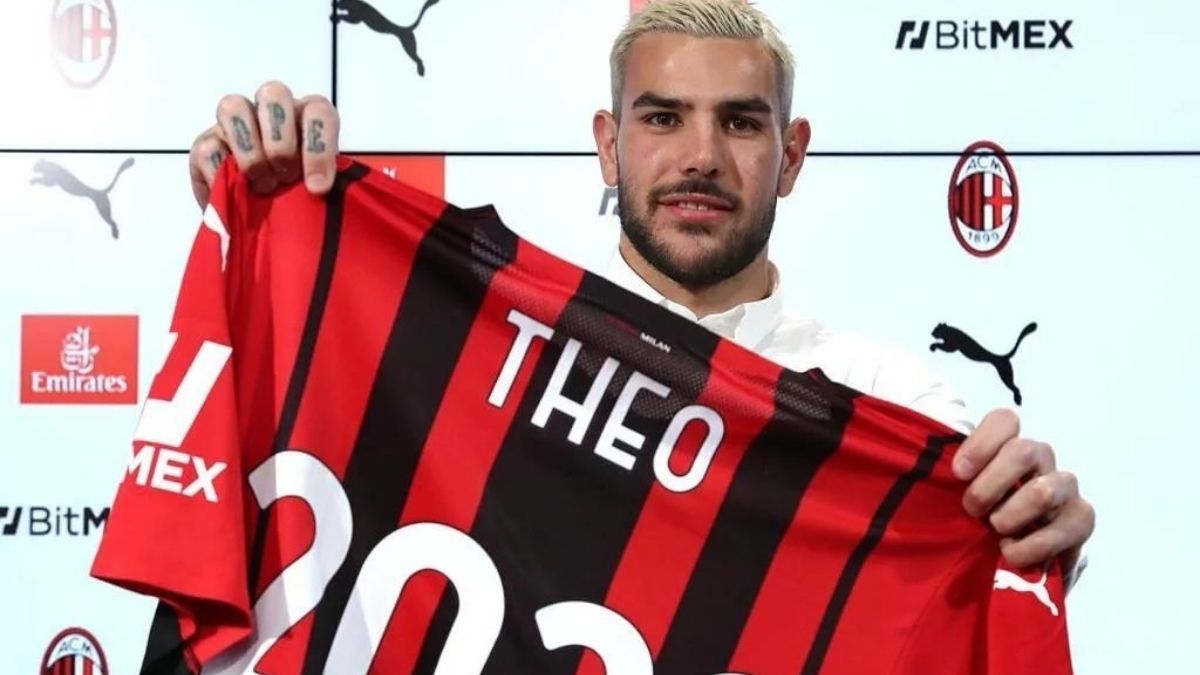 Berita bola terkini: Bek kiri asal Prancis Theo Hernandez baru saja mengikrarkan janji setia bersama klubnya AC Milan hingga tahun 2026