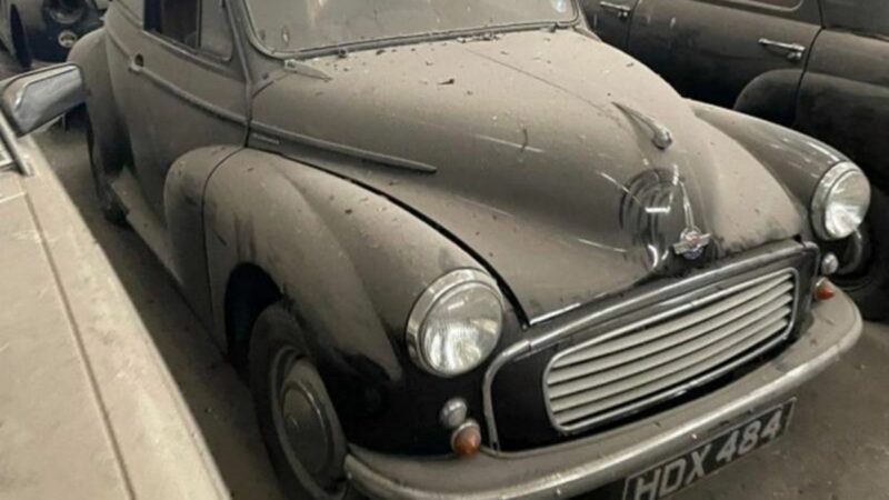 Berita terbaru: Penggemar mobil misterius jual koleksi kendaraan klasik miliknya yang tersimpan di gudang seluas 45.000 kaki persegi.