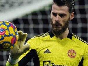 Berita bola: Kiper Manchester United David De Gea melontarkan pernyataan kontroversial. Ia mengatakan Manchester United kena kutuk karena terus kalah.