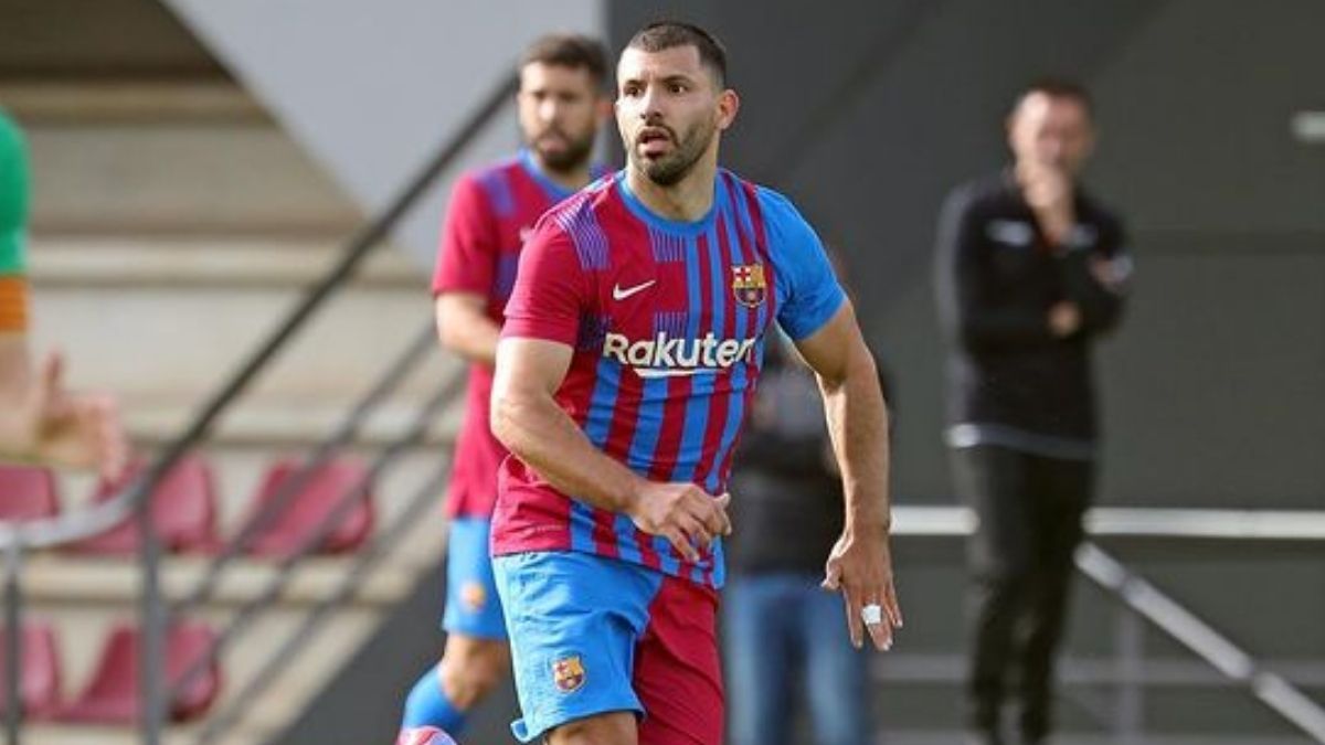 Berita bola: Publik sepak bola dikejutkan dengan keputusan bintang Argentina Sergio Aguero gantung sepatu pada Desember 2021 lalu. Aguero baru bergabung dengan Barcelona sejak musim panas tahun lalu.