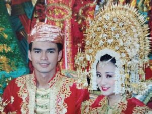 Berita artis: Leony mengenang saat dirinya berada di Padang saat proses syuting film "Jangan Panggil Aku Cina". Ia memosting beberapa foto, termasuk foto adegan menggunakan pakaian pengantin Minang lengkap dengan suntingnya.