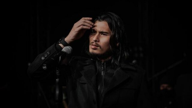 Berita selebriti - artis gondrong: Pesona dari deretan aktor ini membuat fans mereka semakin kagum, apalagi saat mereka memilih untuk memiliki rambut gondrong.