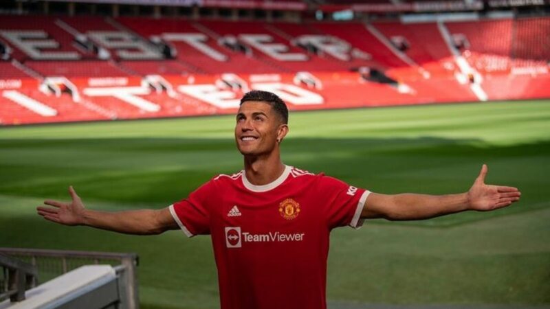 Berita bola: Megabintang Manchester United, Cristiano Ronaldo terlihat sangat girang karena melihat pengikutnya di instagram sudah menyentuh angka 400 juta.