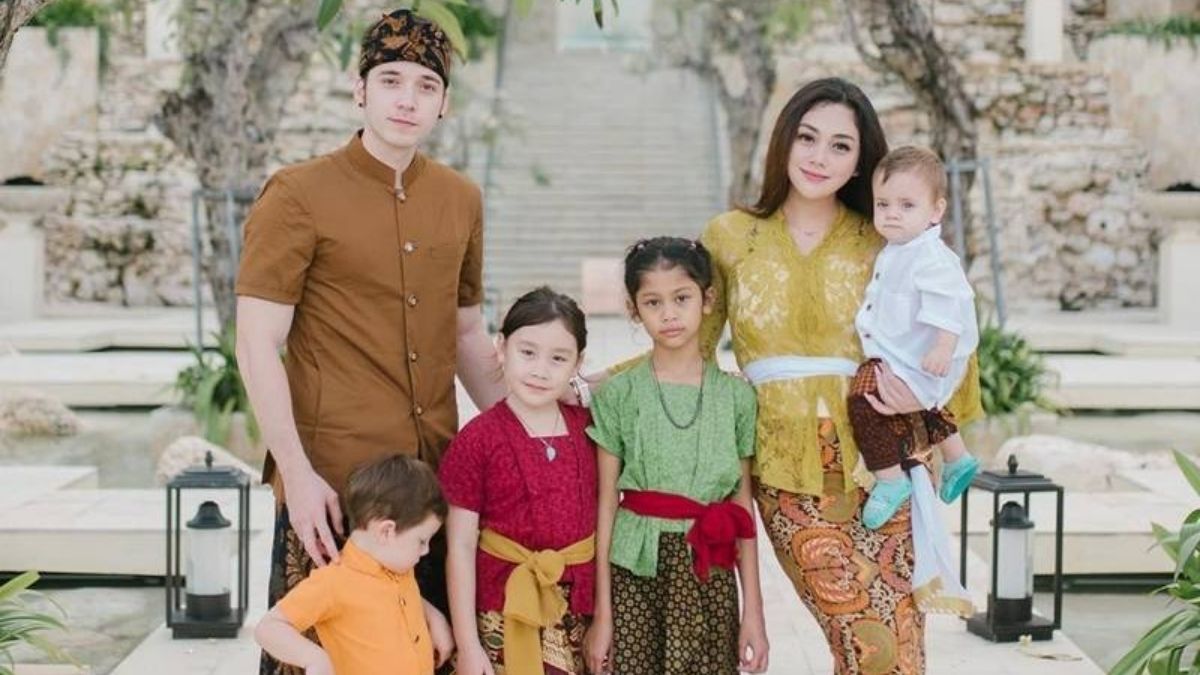 Gak Cuma Jennifer Jill, Ini 5 Artis yang Menikah dengan Brondong, No. 5 Akhirnya Kandas 12 Berita artis: 5 artis yang menikah dengan brondong.