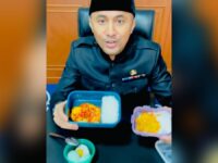 "waktunya makan siang udah pada makan belum? Menu hari Kamis," kata Hengky sembari menunjukkan menu makanan yang ia bawa dari rumah. Hengky menjelaskan menu-menu apa saja yang ia bawa untuk istirahat makan siang di kantornya. "Menunya telur guys, ada telur ayam, telur asin, telur asinnya maknyus, ini telur asin dari Bau Jajar, mantap," kata Hengky sambil memakan hidangan makan siangnya itu. Terlihat Hengky hanya makan siang denga menu telur yang sederhana. Pasalnya, makan siang Hengky tersebut dibuatkan oleh san istri tercinta. "Masakan ayang @sonyafatmala tetap yang paling enak dan nggak ada duanya," tulis Hengky di caption unggahannya itu. Hengky lantas mengucapkan terima kasih pada sang istrinya yang selalu membuatkannya bekal untuk dibawa ke kantor saat makan siang dinas. "Haturnuhun telur asinnya. Mantaap pisaaan, seeuuurr asli produk UP2k PKK Batubajar, Selamat makan siang bia kuat menghadapi kenyataan," tutup Hengky di unggahannya itu. Unggahan video Hengky tersebut pun dibanjiri komentar warganet. Pasalnya tak sedikit warganet yang salut dengan sosok Hengky yang walaupun seorang pejabat namun tetap membawa bekal ke kantor untuk makan sian. Terlebih bekal tersebut dibuatkan langsung oleh istri tercinta. "Keren, sekelas artis pejabat makannya bawa dari rumah," komentar akun @rima.wan****. "sederhana sekali pak Bapak wakil bupati Bandung ini pengen deh jadi rakyat yaa," tulis yang lainnya. "Makannya pake misting merakyat," imbuh yang lainnya. Sementara, Hengky Krniawan kini tampaknya sudah tak aktif lagi di dunia hiburan. Hengky kini menjabat sebagai Plt Bupati Bandung Barat periode 2021-2023. Pria kelahiran Blitar, 21 Oktober 1982 itu kini tampak mulai nyaman dengan panggung politik. Kendati demikian, Hengky tetap aktif di media sosial Instagram untuk mengunggah kegiatan-kegiatan yang dilakukannya.