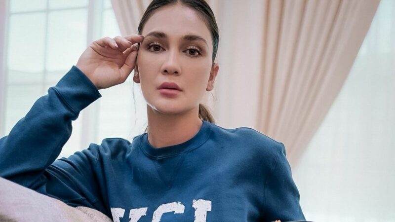Berita artis: Bagikan giveaway di akun instagram pribadinya, kecantikan Luna Maya Dinilai tak pernah pudar oleh netizen.
