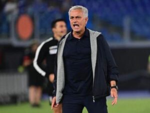 Berita Bola: -Pelatih AS Roma Jose Mourinho memarahi pemain-pemainnya yang dinilai ciut setiap kali bertarung melawan klub besar.