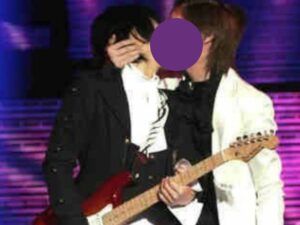 Berita artis, selebriti, dan gosip terbaru hari ini: Lima Idol Kpop pria ini bikin gempar fans, mereka melakukan adegan ciuman di atas panggung dengan sesama pria.