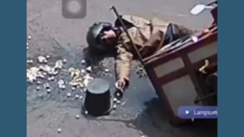 Berita terkini, terbaru, dan berita pilihan hari ini: Modus penipuan baru, baru-baru ini viral seorang pedagang bakso berpura-pura jatuh dan pingsan demi raih simpati warga. Kelakuannya itu ternyata terekam CCTV.