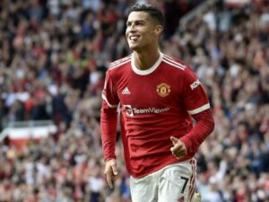 Mantan bek Manchester United, Mikael Silvestre, membela bekas rekannya Cristiano Ronaldo yang akhir-akhir ini kerap mendapat kritik dari pengamat.
