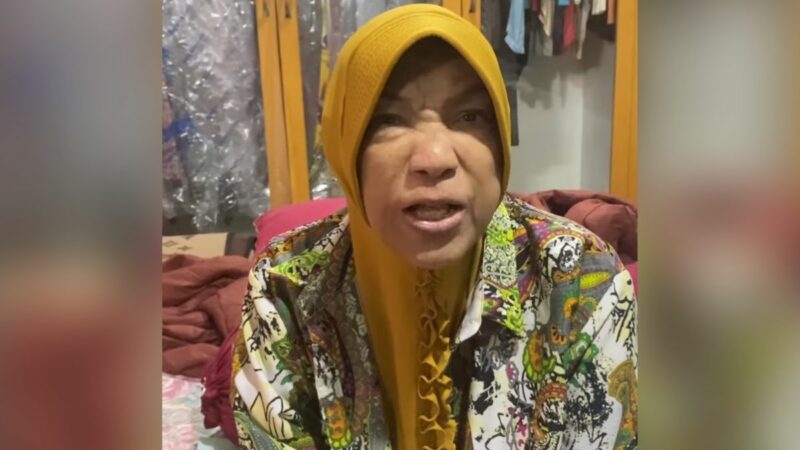 Berita Artis: Dorce Gamalama meninggal dunia. Inilah profil artis transgender yang berasal dari daerah Solok Provinsi Sumatera Barat itu.