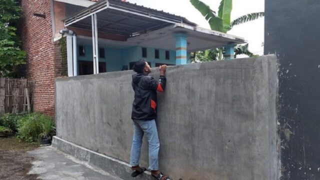 Berita terkini, terbaru, dan berita pilihan hari ini: Wanita ini menembok pekarangan rumahnya yang juga akses jalan rumah tetangganya karena tersinggung dengan status medsos tetangganya itu.