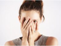 Berita terkini: trust issue atau krisis kepercayaan ini membuat si penderitanya menjadi orang pesimis, overthinking, dan sulit berkomitmen.