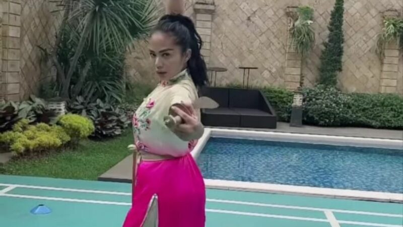 Berita Artis: Penyanyi Krisdayanti berlatih wushu dengan menggunakan benda tajam yang diunggah di akun Instagram pribadinya @krisdayantilemos.