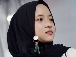 Berita artis, selebriti, dan gosip terbaru hari ini: Ekspresi Nissa Sabyan ketika disapa fans dengan kata Ga Suka Gelay tampak tidak senang.