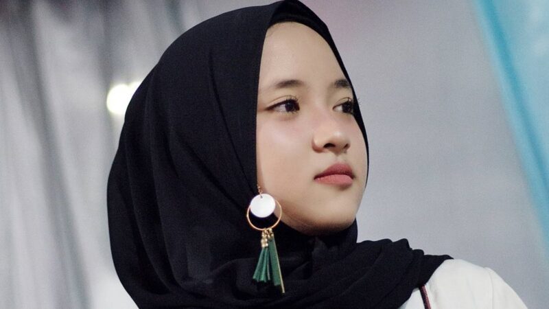 Berita artis, selebriti, dan gosip terbaru hari ini: Ekspresi Nissa Sabyan ketika disapa fans dengan kata Ga Suka Gelay tampak tidak senang.