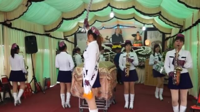 Berita terkini, terbaru, dan berita pilihan hari ini: Para penari striptis di Taiwan ini menghibur keluarga yang meninggal dan para pelayat saat acara pemakaman