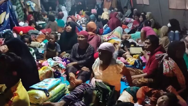 yangmengguncang Pasbar Sumbar menyebabkan ribuan warga terpaksa mengungsi. Mereka butuh bantuan tikar, selimut dan bantal