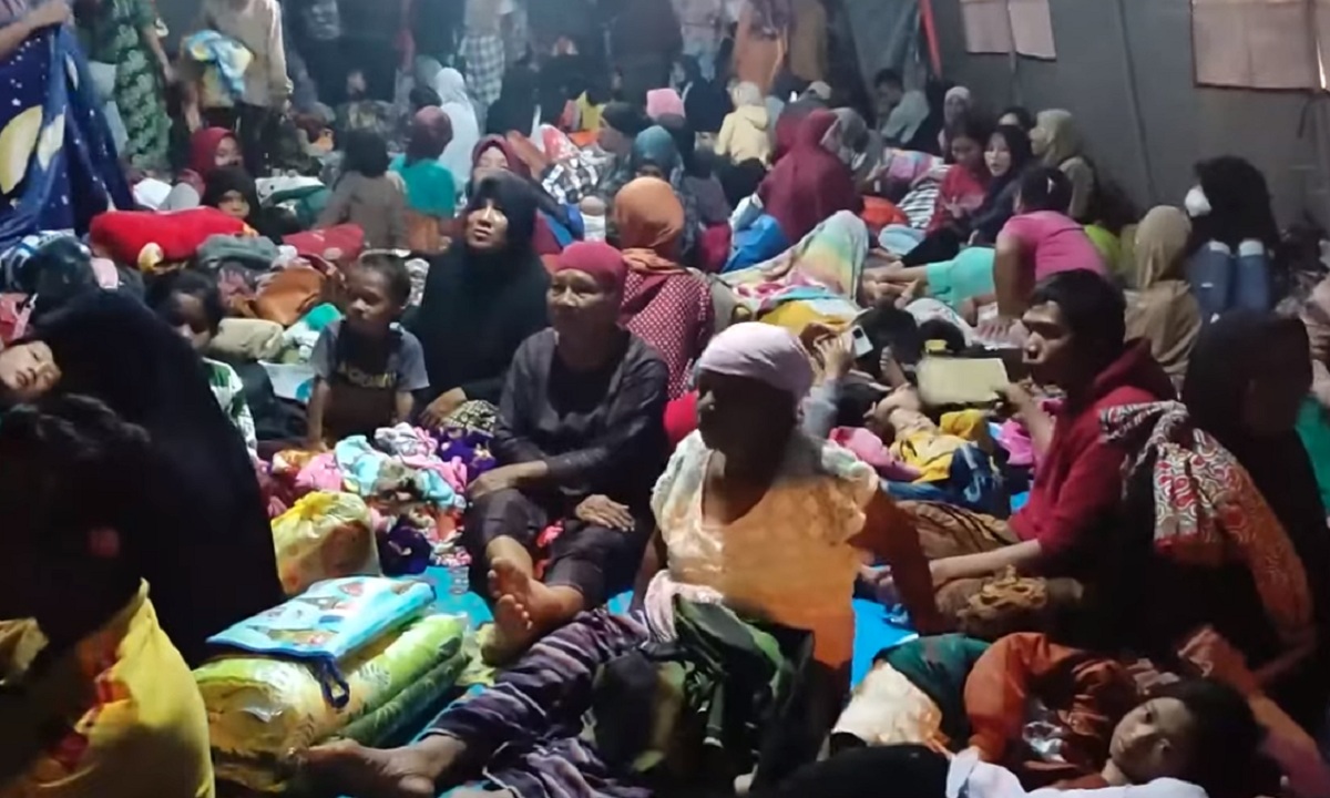 yangmengguncang Pasbar Sumbar menyebabkan ribuan warga terpaksa mengungsi. Mereka butuh bantuan tikar, selimut dan bantal