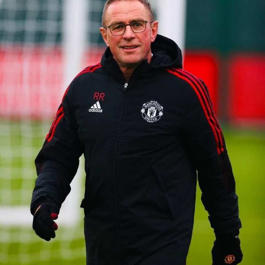 Pelatih Manchester United, Ralf Rangnick, membantah timnya tengah mengalami keretakan di ruang ganti. 